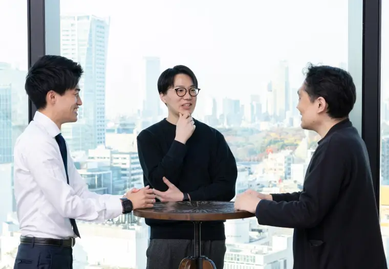 活発なチームミーティング風景