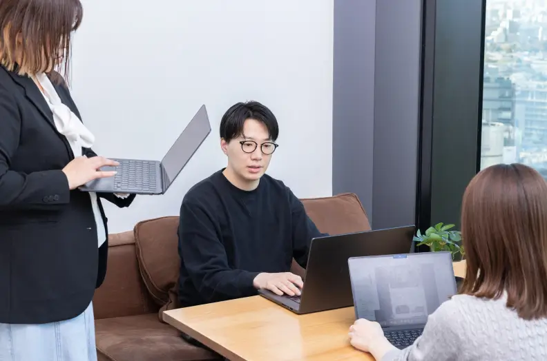 作戦会議を行うメンバー